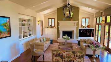 Smart TV, fireplace, books, stereo