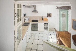 Private kitchen - Soothing 6-bedroom villa near Motovun – a perfect blend of tradition and luxury (Oprtalj)