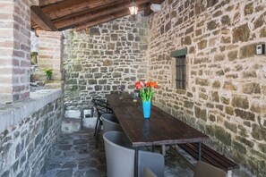 Outdoor dining - Soothing 6-bedroom villa near Motovun – a perfect blend of tradition and luxury (Oprtalj)