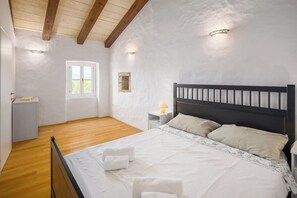 Iron/ironing board, WiFi, bed sheets - Soothing 6-bedroom villa near Motovun – a perfect blend of tradition and luxury (Oprtalj)
