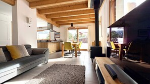 Ein Wohnzimmer mit einer Couch, einem Couchtisch und einem Kamin.