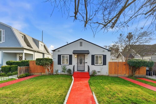 Quiet & Cozy 1-bedroom house in a pleasant Stockton location, with AC