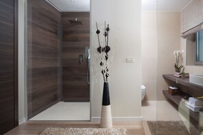Honeymoon Villa, Multiple Bedrooms (Villa Royal Green) | Bathroom - Villa Royal Green (Rasa)