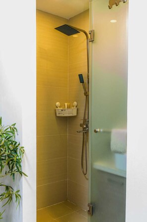 Bidet, toallas, jabón, papel de baño 