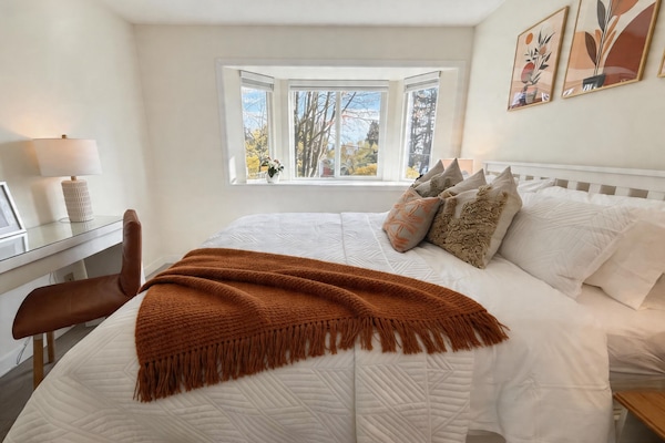 Comfort Room, 1 Queen Bed, Non Smoking, Shared Bathroom | WiFi (free), bed sheets
