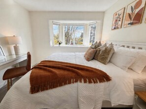 Quarto conforto, 1 cama Queen, para não fumantes, banheiro compartilhado | Wi-Fi de cortesia