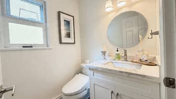 Comfort Room, 1 Queen Bed, Non Smoking, Shared Bathroom | Bathroom | Shower, free toiletries, hair dryer, soap