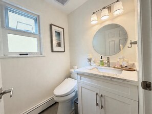 Quarto conforto, 1 cama Queen, para não fumantes, banheiro compartilhado | Banheiro | Secador de cabelo, sabonete, shampoo, papel higiênico