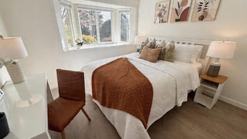 Comfort Room, 1 Queen Bed, Non Smoking, Shared Bathroom | Free WiFi, bed sheets