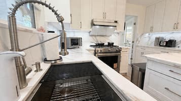 Full-sized fridge, microwave, oven, stovetop