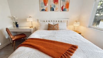 Comfort Room, 1 Queen Bed, Non Smoking, Shared Bathroom | Free WiFi, bed sheets