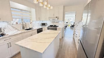 Full-size fridge, microwave, oven, stovetop