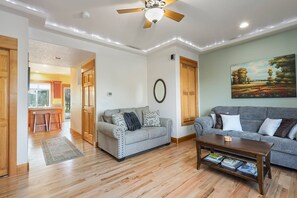 Smart TV - 4BR Hood River House: Garage, Pet Friendly, Family Ready, in the Columbia Gorge (Hood River)
