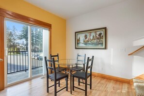 Dining - 4BR Hood River House: Garage, Pet Friendly, Family Ready, in the Columbia Gorge (Hood River)