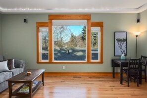 Smart TV - 4BR Hood River House: Garage, Pet Friendly, Family Ready, in the Columbia Gorge (Hood River)