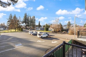 Property grounds - 4BR Hood River House: Garage, Pet Friendly, Family Ready, in the Columbia Gorge (Hood River)