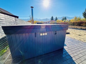 Outdoor spa tub - Delightful 2-bedroom house in nice SB neighborhood perfect for relaxing (SB)