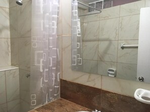 Estudio básico, vista al mar | Baño