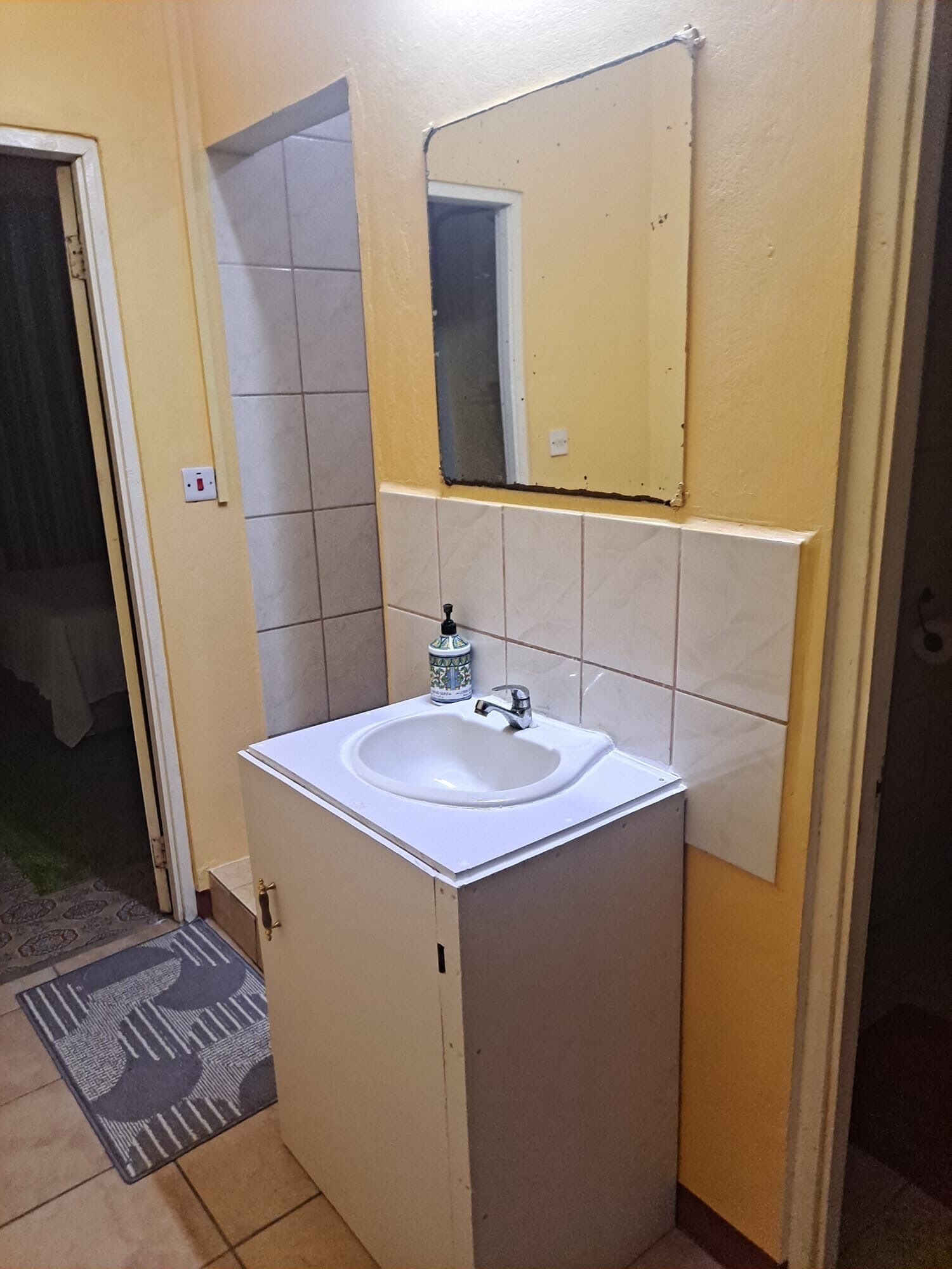 Regadera, toallas, jabón, papel de baño 