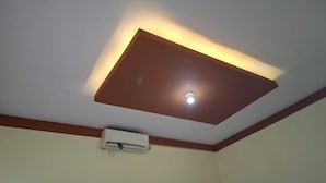 A ceiling with a recessed light fixture and an air conditioning unit. - Penginapan Remaja Morowali (Kolonodale)