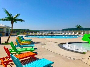 Una piscina al aire libre