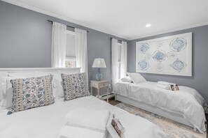 Desk, iron/ironing board, travel cot, WiFi - Family 4BR Cape Home Firepit, Outdoor Shower (Barnstable)