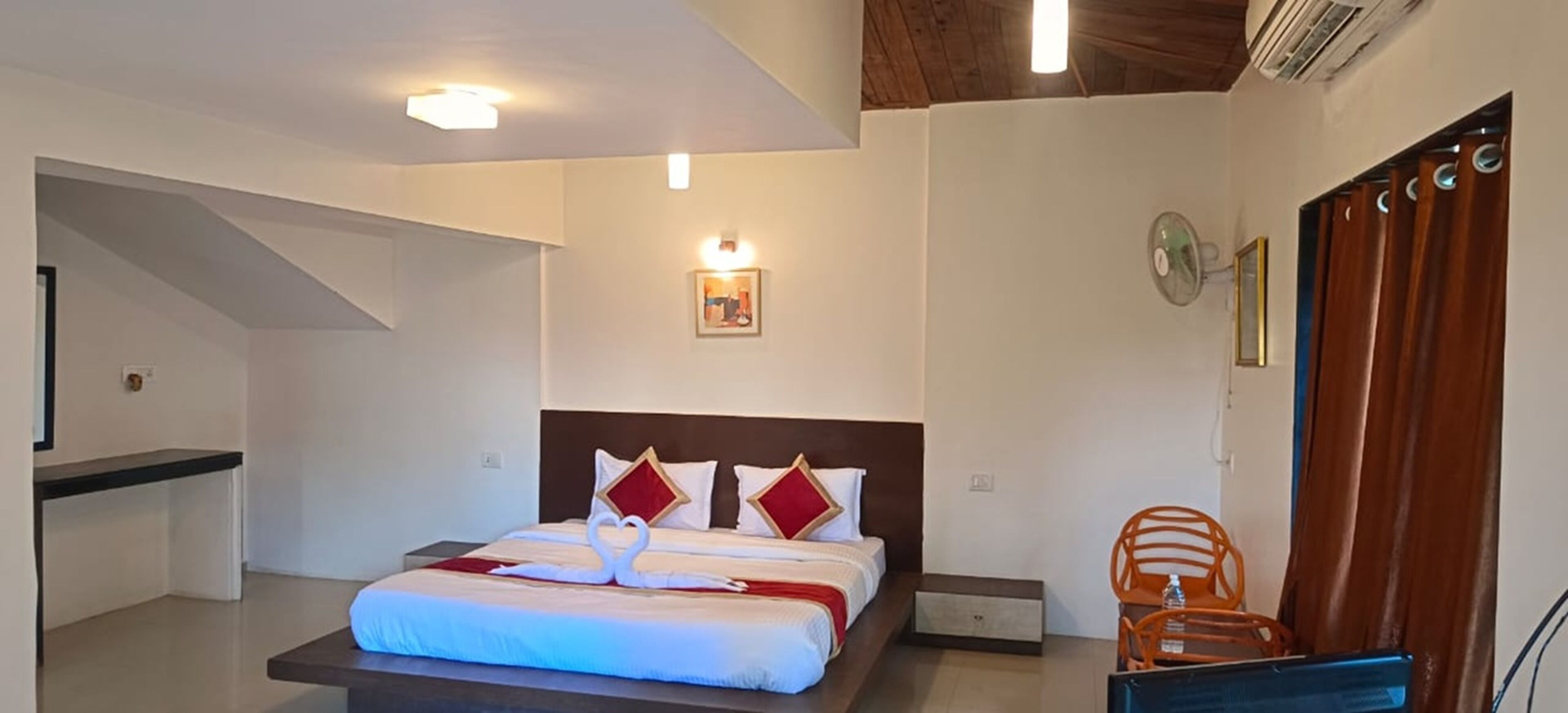 Habitación Deluxe, vista a la alberca | Escritorio, tabla de planchar con plancha y wifi gratis 