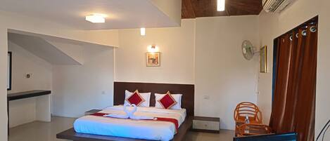 Quarto luxo, vista para a piscina | Escrivaninha, ferros/tábuas de passar roupa, Wi-Fi de cortesia