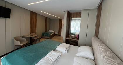 Zimmer mit Queensize-Bett und Balkon