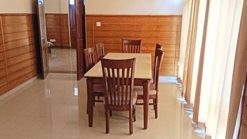 Deluxe Double Room, Balcony | Dining