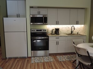 Private kitchen - Delightful 2-bedroom house in Lynnwood perfect for your getaway (Lynnwood)