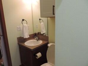 Bathroom - Delightful 2-bedroom house in Lynnwood perfect for your getaway (Lynnwood)