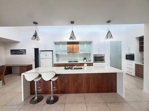 House is near to university, AIS, mountain, lake and CBD. Family - friendly.