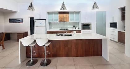 House is near to university, AIS, mountain, lake and CBD. Family - friendly.