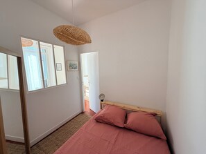 Internet, bed sheets - Vrbo Property (Marseille)