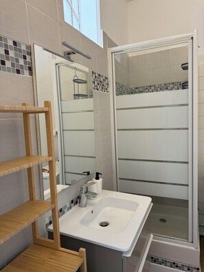 Hair dryer, towels, soap, toilet paper - Vrbo Property (Marseille)