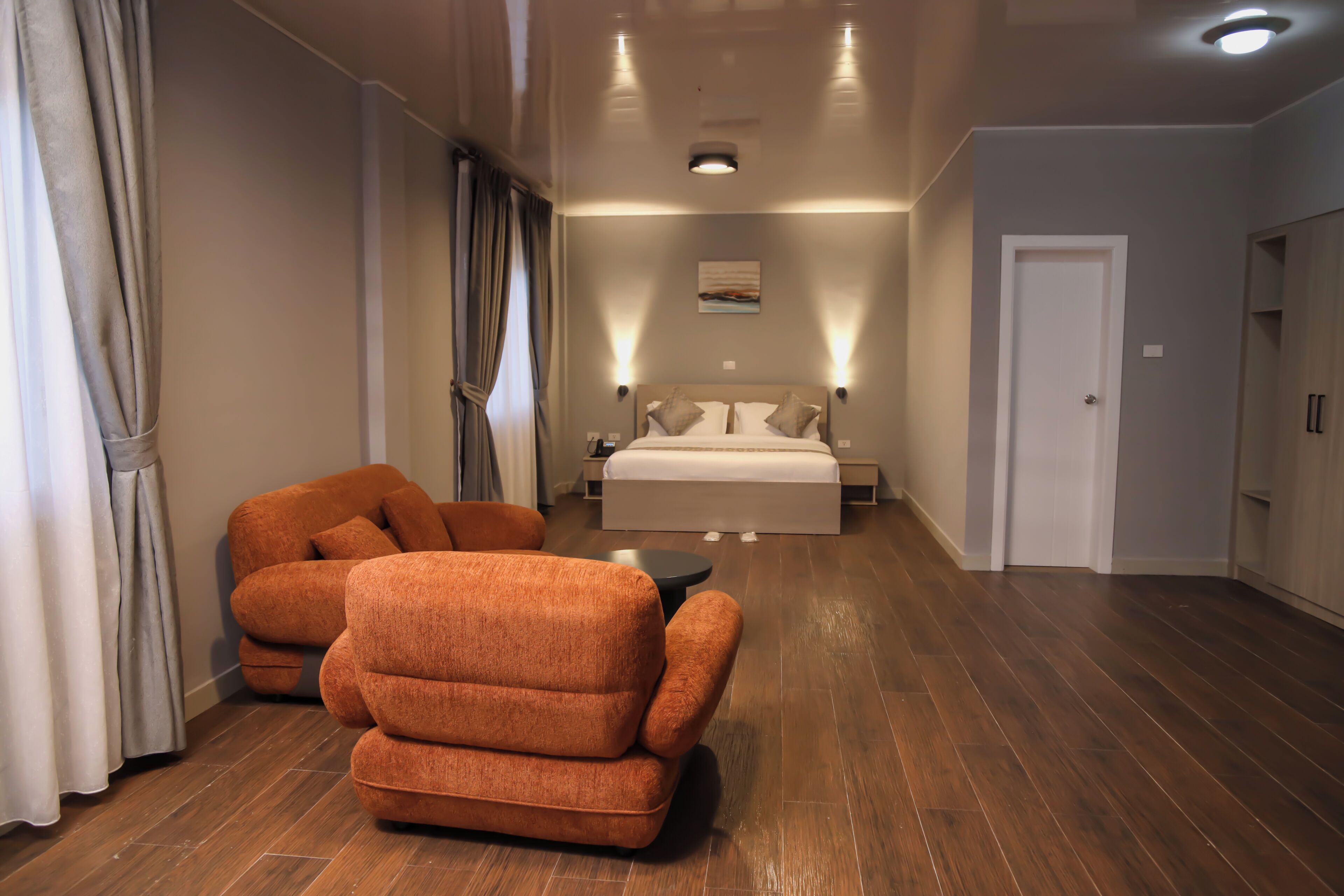 Suite – deluxe, byutsikt | Strykejern/-brett og wi-fi (inkludert)