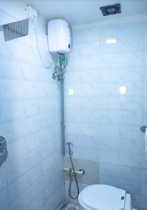 Habitación Deluxe | Baño | Regadera, amenidades de baño gratuitas, toallas, jabón 