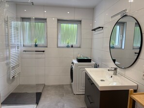 Secador de cabelo, toalhas de banho