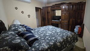 A bedroom with a bed, a wardrobe, a desk, and a mirror. - Cozy 1-bedroom condo in fantastic San José del Cabo with AC. Close to the beach (San José del Cabo)