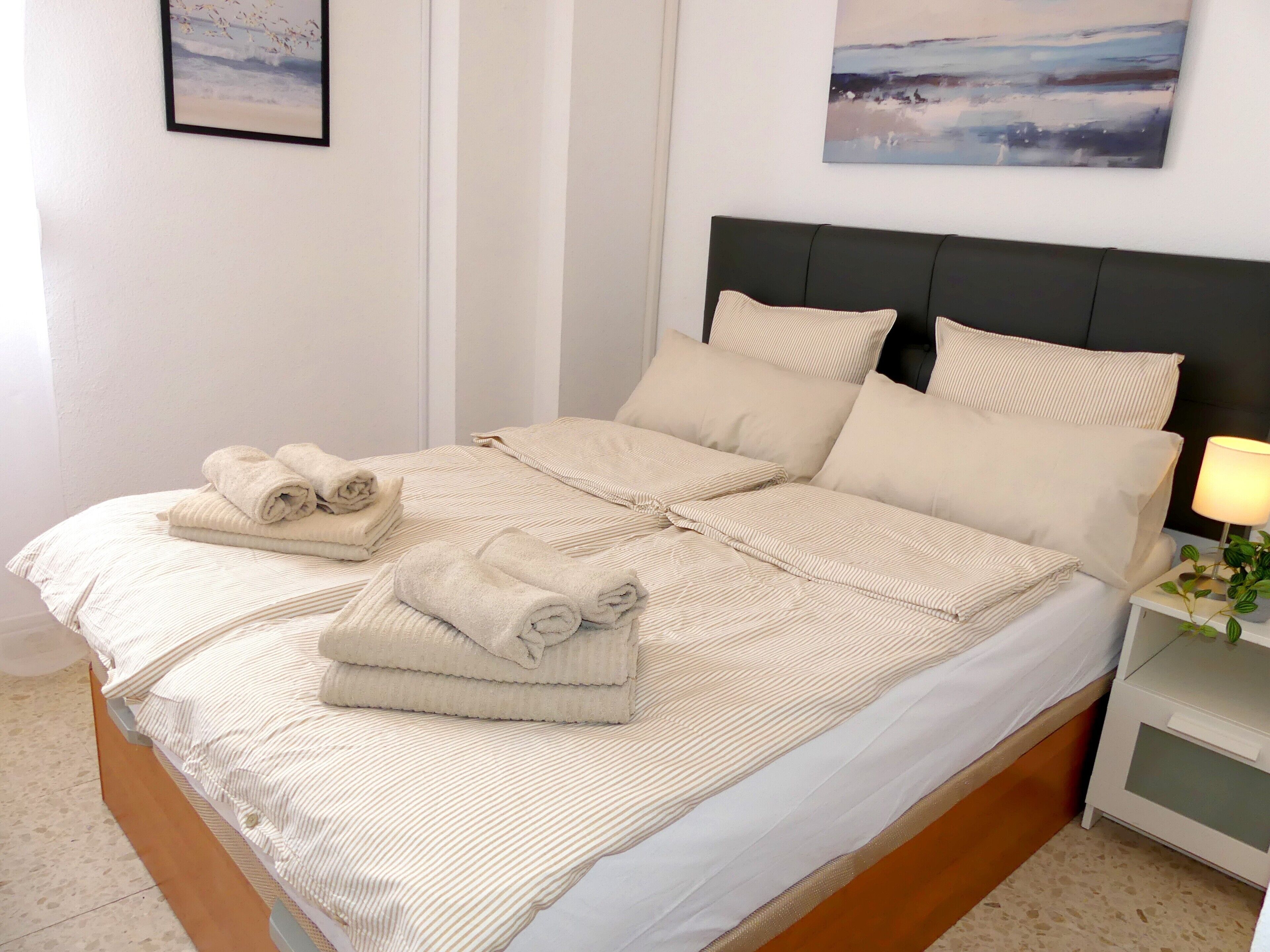 Tabla de planchar con plancha, wifi y ropa de cama 