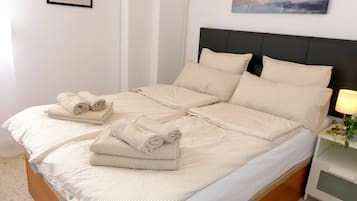 Tabla de planchar con plancha, wifi y ropa de cama