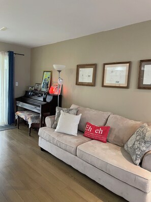 Living area - Davis Bay Studio Suite (Sechelt)