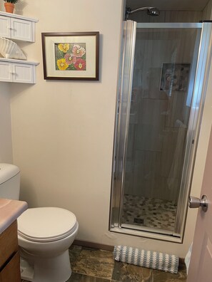 Haartrockner, Handtücher, Seife, Toilettenpapier