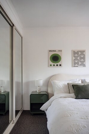 2 bedrooms, iron/ironing board, free WiFi, bed sheets - Modern Neutral Haven with Premium Amenities (Griffith)