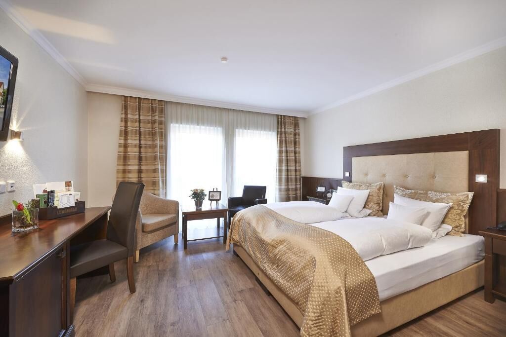 Premium Double Room, Balcony, Courtyard View | Peti besi dalam bilik, meja, ruang kerja komputer riba, Wi-fi percuma 
