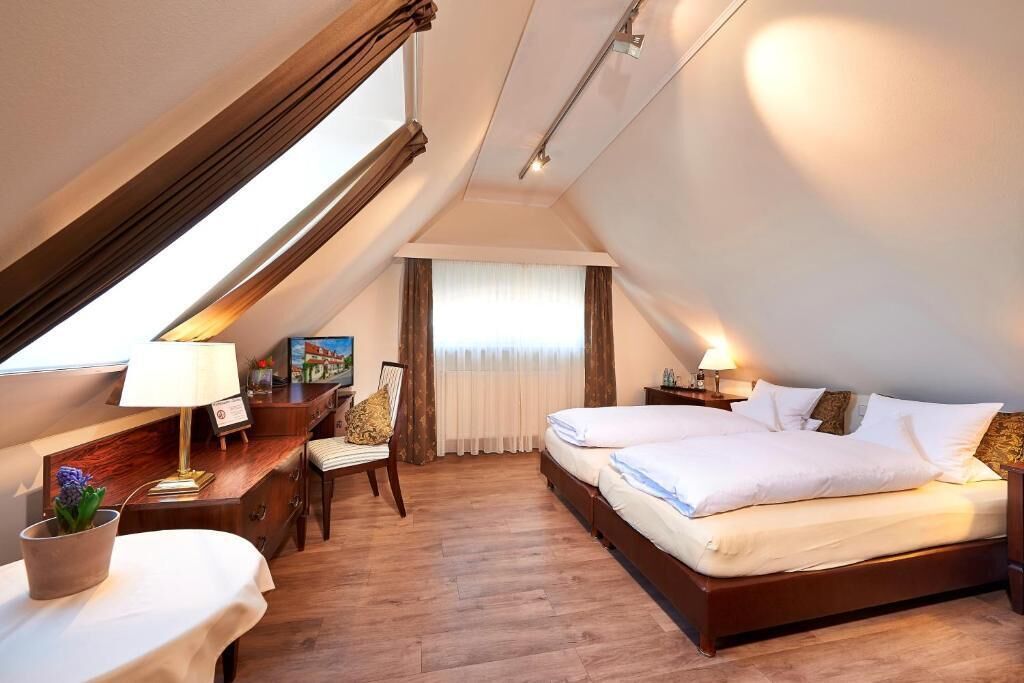 Comfort Double Room, Courtyard View | Peti besi dalam bilik, meja, ruang kerja komputer riba, Wi-fi percuma 