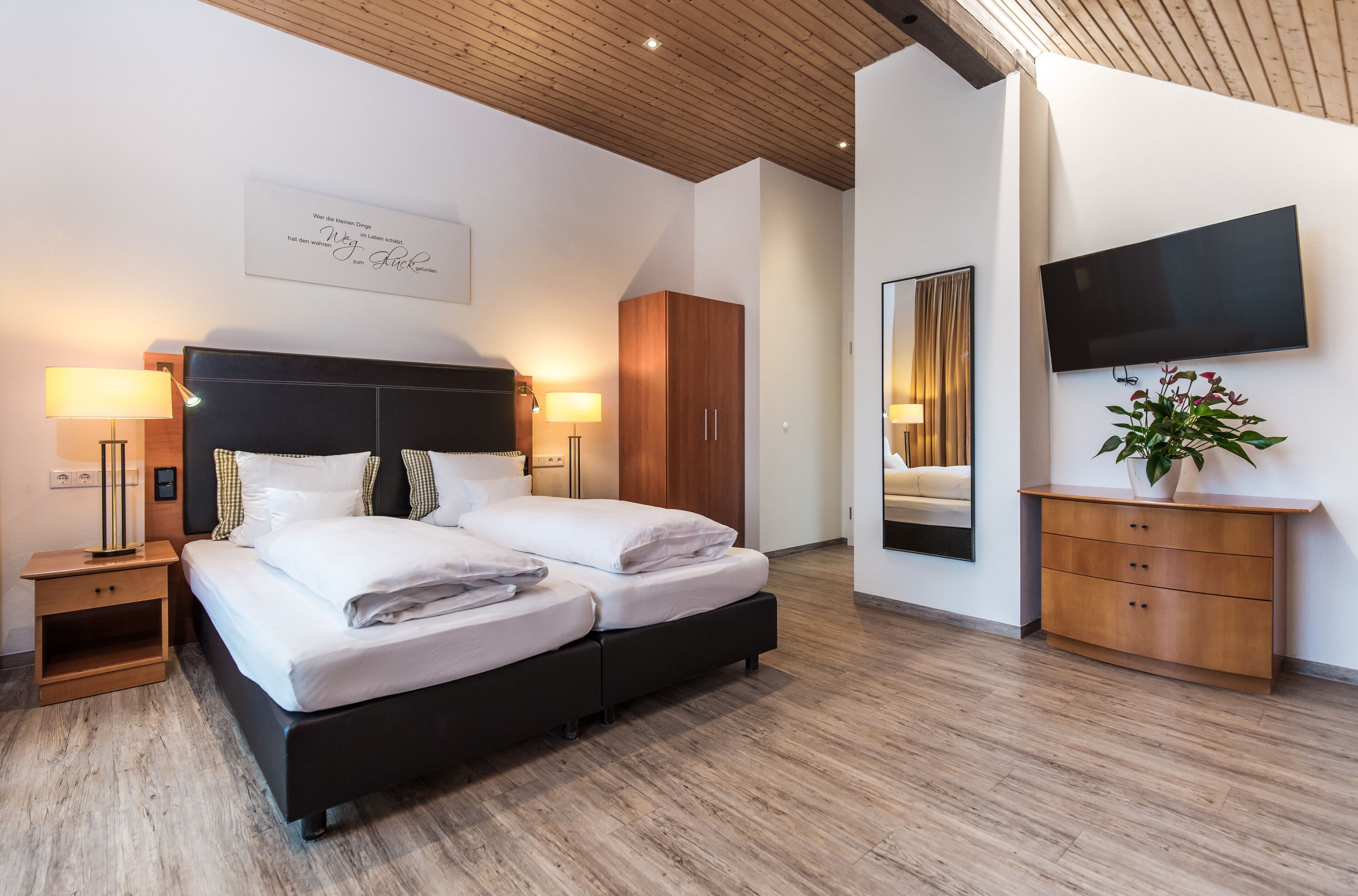 Comfort Double Room, Garden View | Peti besi dalam bilik, meja, ruang kerja komputer riba, Wi-fi percuma 