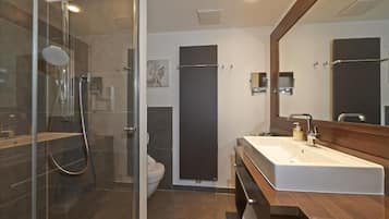 Kostenlose Toilettenartikel, Haartrockner, Handtücher, Seife