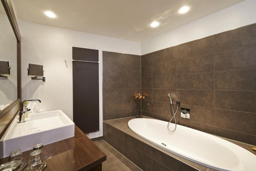 Junior-Suite, Blick auf den Innenhof | Badezimmer